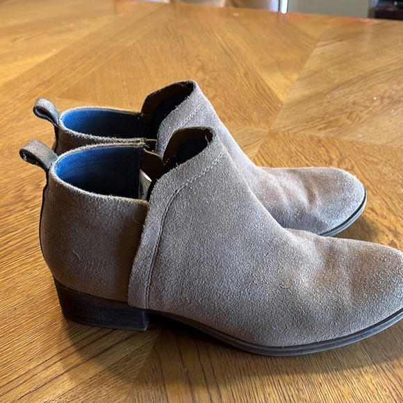 Toms Brown Suede Booties ~ 8 1/2W - Picture 3 of 8